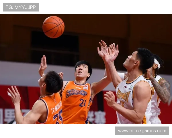 中国篮球队在国际赛场上逆袭胜利 展现团队合作精神与战略调整能力